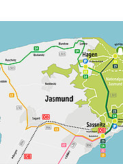 Eine Karte des Nationalparks Jasmund zeigt Straßen, Wege und Haltestellen in der Umgebung. Wichtige Orte wie Hagen, Königsstuhl, Sassnitz und Waldhalle sind gekennzeichnet. Grüne Linien repräsentieren Routen im Park, während gelbe und orange Linien die Busverbindungen darstellen. Die Stadt Sassnitz ist als DB-Haltepunkt markiert.