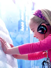 Bild - Ein Kind das einen Eisberg anfasst