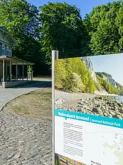 Bild - welterbeforum-michael-otto-haus-mit-infoschild-nationalpark-jasmund.tif
