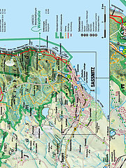 Karte von Sassnitz und Umgebung im Nationalpark Jasmund. Es zeigt Wanderwege, Parkplätze und Sehenswürdigkeiten. Wichtige Punkte sind gekennzeichnet, darunter das UNESCO-Welterbe und Naturwege. Die Küstenlinie ist sichtbar, mit einer Maßstabsangabe von 2 km.