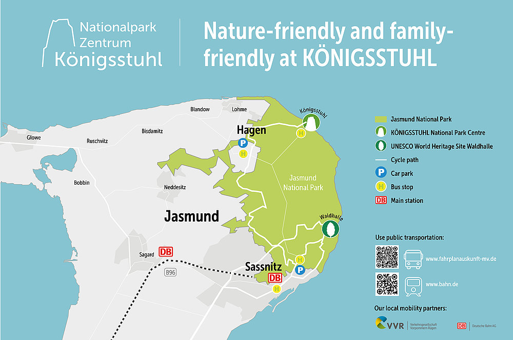 Karte des Nationalparks Zentrum Königsstuhl, die verschiedene Bereiche des Parks zeigt. Wichtige Punkte sind das Nationalparkzentrum, Zugverbindungen, Parkmöglichkeiten und Radwege. Die Umgebung ist als umweltfreundlich und familienfreundlich gekennzeichnet.