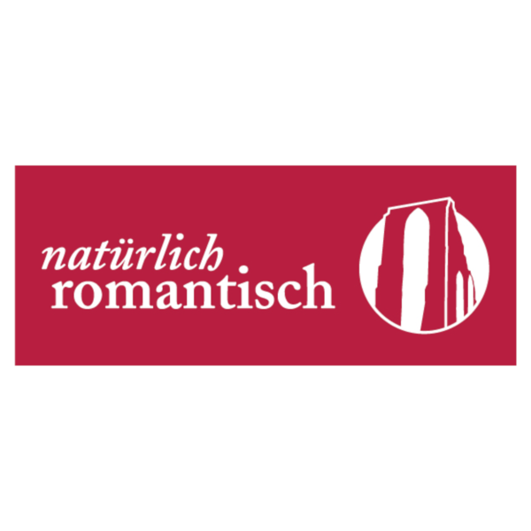 Das Bild zeigt ein Logo mit dem Text „natürlich romantisch“ in Weiß auf rotem Hintergrund. Neben dem Text ist eine grafische Darstellung von Felsen oder Klippen zu sehen, die in einem kreisförmigen Bereich platziert ist.