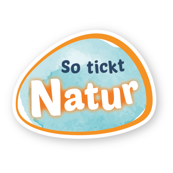 Ein Oval mit einem blauen Hintergrund und dem Text „So tickt Natur“ in verschiedenen Schriftgrößen und Farben. Die Worte „Natur“ sind hervorgehoben, um Aufmerksamkeit auf das Thema der natürlichen Welt zu lenken.