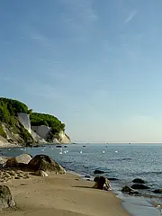 Bild - Kreidekueste_mit_Strand_und_Schwaenen.jpg
