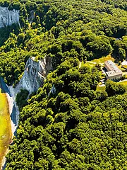 Bild - keyvisual-luftbild-nationalpark-zentrum-koengisstuhl-seitlich.jpg