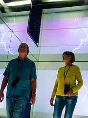Bild - Paar_im_Ausstellungraum__Urgewalten_.jpg