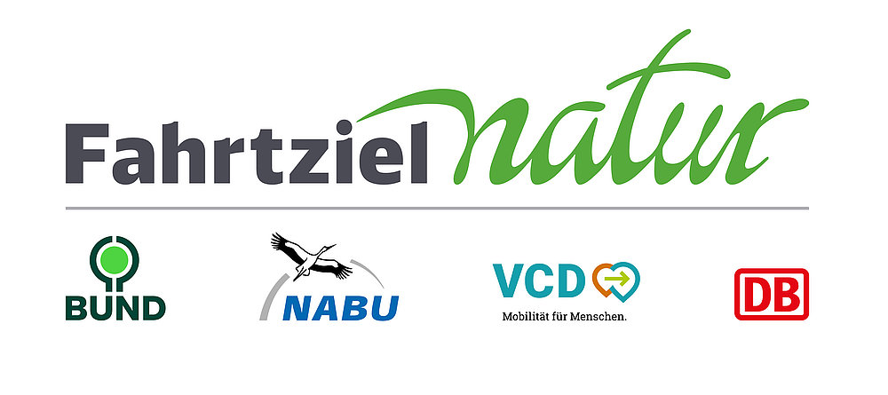 Logo für "Fahrziel Natur", eine Initiative zur Förderung umweltfreundlicher Mobilität. Es umfasst Kooperationspartner wie BUND, NABU und VCD sowie die Deutsche Bahn. Die Gestaltung betont die Verbindung zur Natur und nachhaltige Fortbewegung.