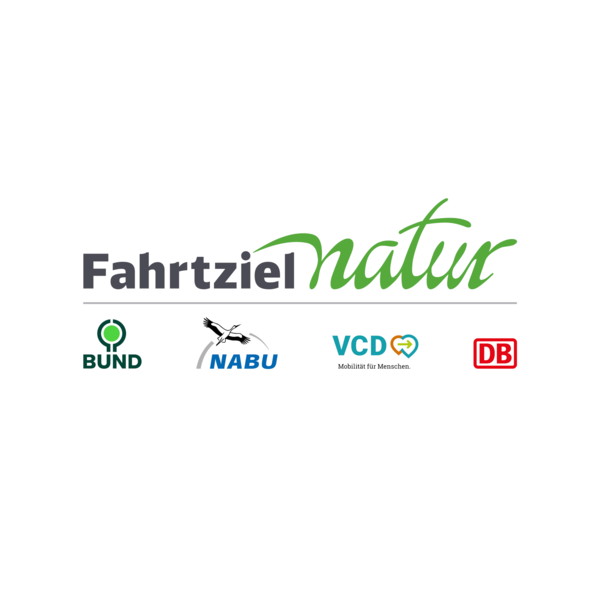 Logo mit dem Text „Fahrtziel natur“ in verschiedenen Schriftarten. Darunter Logos von BUND, NABU, VCD und DB, die für Naturschutz und umweltfreundliche Mobilität stehen. Das Design vermittelt den Fokus auf nachhaltige Anreise zu Naturzielen.