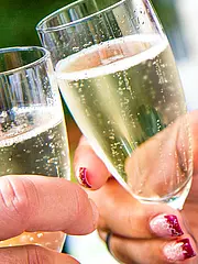Bild - Zwei Menschen die mit Sekt anstoßen