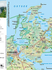 Karte des Nationalparks Zentrum Königsstuhl auf Rügen. Sie zeigt Wanderwege, Sehenswürdigkeiten wie den Skywalk und Ausstellungsorte. Öffnungszeiten sowie Anreiseinformationen sind angegeben. Das Gebiet ist von Küste und Wäldern umgeben und gehört zum UNESCO-Weltanaturerbe.