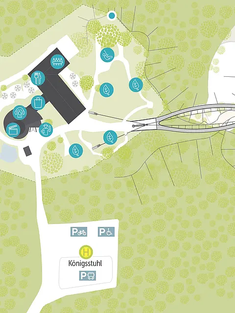 Übersichtskarte des Königsstuhl-Besucherzentrums mit markierten Bereichen wie Parkplatz, Restaurant und Aussichtspunkt. Die Karte zeigt auch Wanderwege und die Anordnung der wichtigsten Attraktionen in der Umgebung.