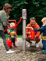 Bild - Familie_an_der_Entdeckerstation__Kreidekarst_.jpg