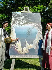 Bild - aussen-gelaende-staffelei-mit-gemaelde-von-caspar-david-friedrich-02.jpg