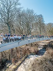 Bild - Skywalkeroeffnung_Gaeste_auf_dem_Rundweg_01.jpg